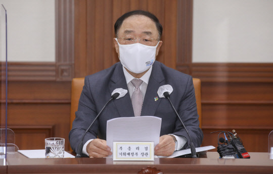 홍남기 경제부총리 겸 기획재정부 장관이 지난 4일 오전 정부서울청사에서 열린 연구기관장 및 투자은행 전문가 간담회에서 발언하고 있다. 연합뉴스